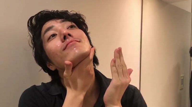 Zローション使用方法2:顔~首にかけてたっぷり塗ります