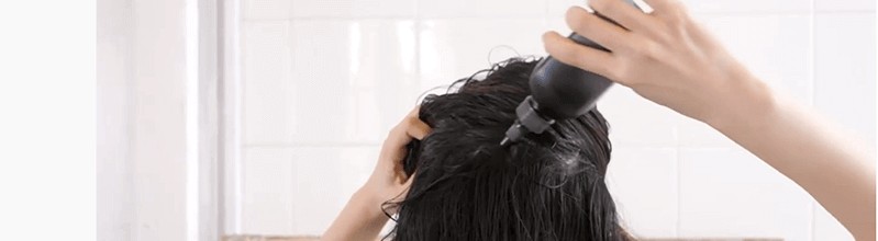 トリコレ(Tricore)温感ヘッドスパトリートメントの使い方:④頭皮に行き渡るように髪をかき上げる