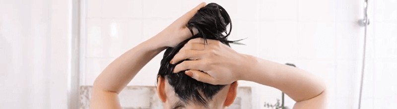 トリコレ(Tricore)温感ヘッドスパトリートメントの使い方:⑦ロングヘアは頭頂部で髪をまとめるとトリートメントが全体に行き渡る