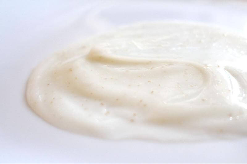 バランローズクリームシャンプーを実際に使って効果を検証①「使用感」:水気に反応して少しずつクリームが髪や頭皮に馴染む。液体シャンプーと比較すると馴染むまでに時間差がある