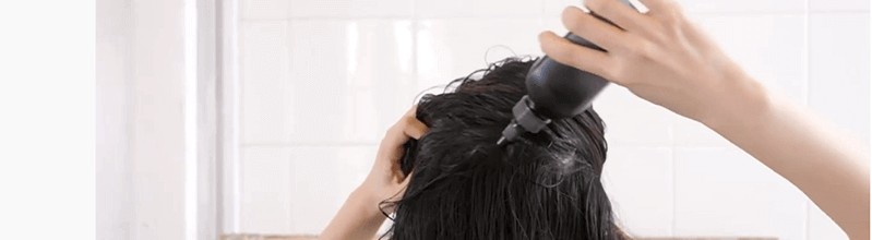 トリコレ（Tricore）温感ヘッドスパトリートメントの使い方:④頭皮に行き渡るように髪をかき上げる